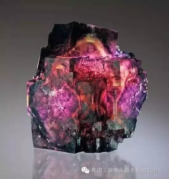 只认识翡翠玉石你就OUT了：看世界上最美的石头—玉器人