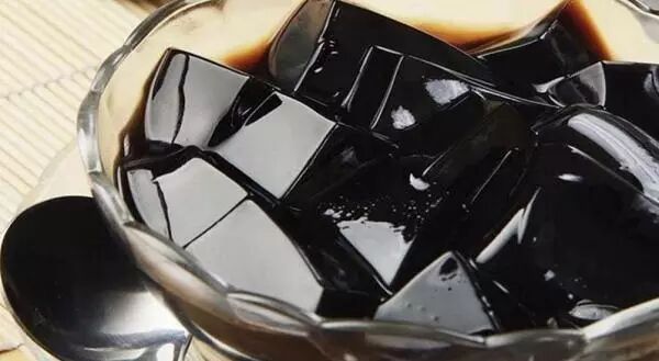 4,龟苓膏——脾胃虚弱者不宜吃龟苓膏的主要成分是龟板,土茯苓,生地黄