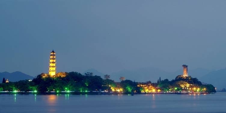 一派白云绕青山的别样景致看双塔与蓝天相接在家门口的后花园江心屿