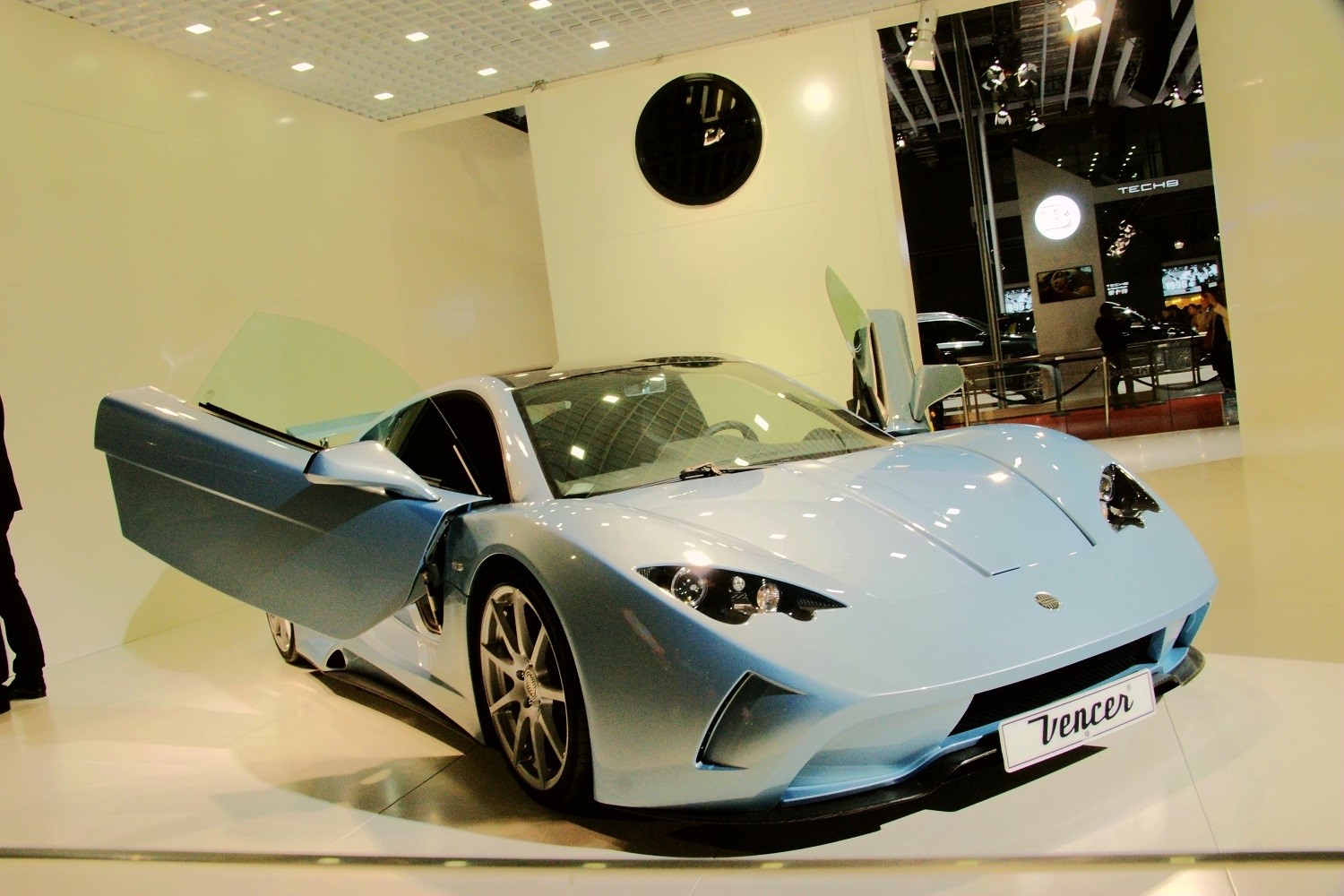 不同于noble,这款来自荷兰vencer公司的手工跑车就要积极的多.