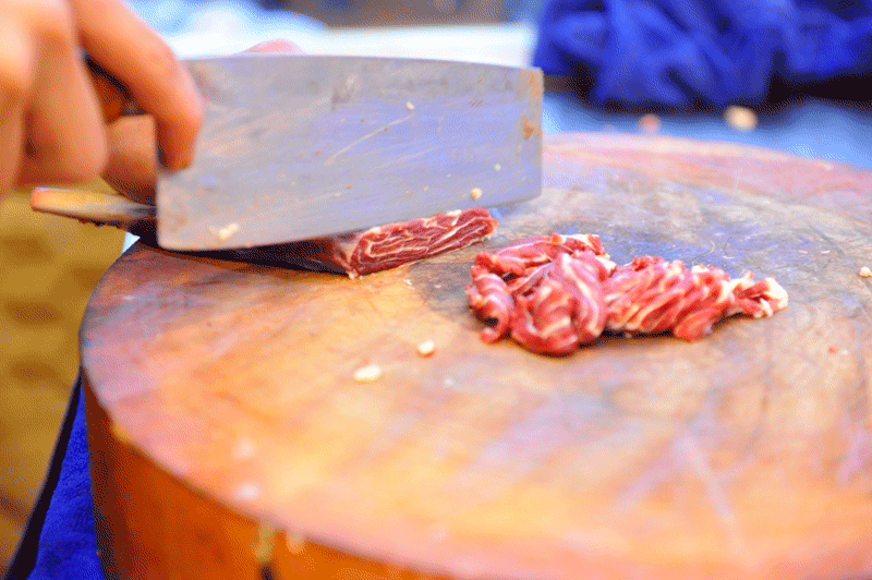 第三绝:庖丁解牛八合里海记都是选云贵高原四岁左右的优质黄牛,每天