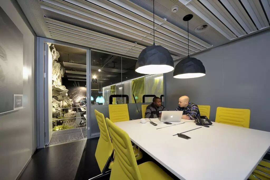 在马德里,jump studios为谷歌办公室设计的大会议室,因为二进制代码