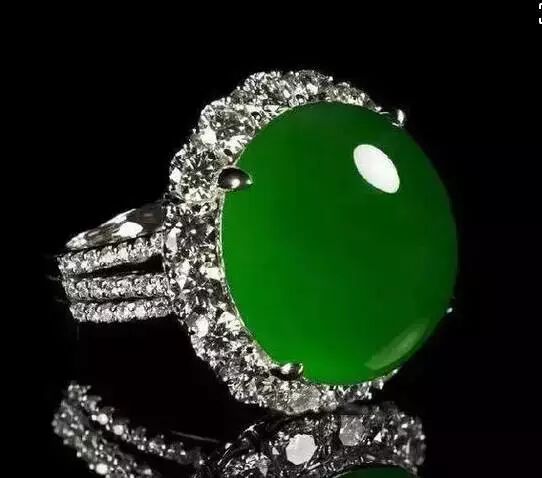 旗袍的性感在于不露，翡翠的性感在于颜色！