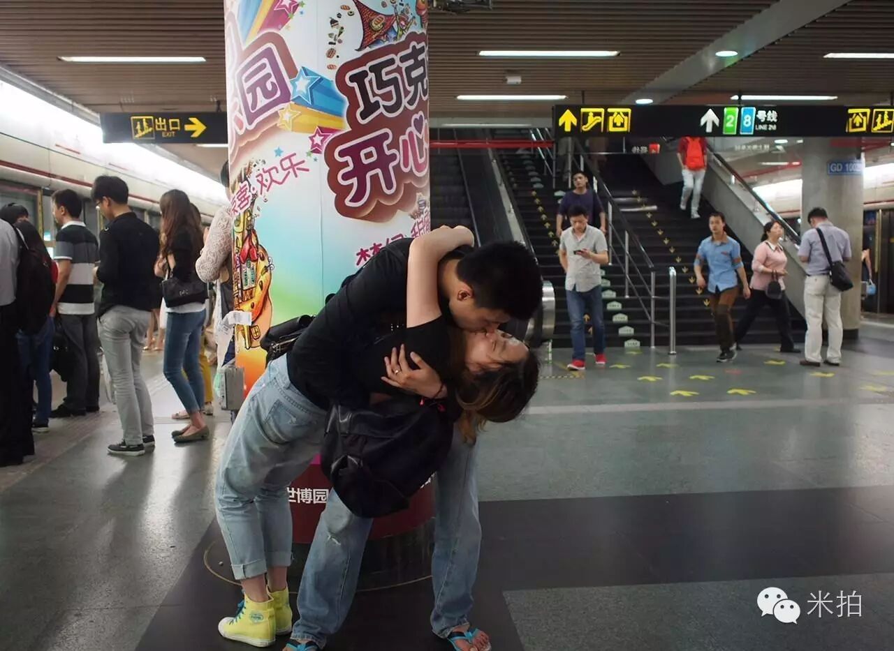4年间他拍遍了在上海地铁上接吻的男男女女