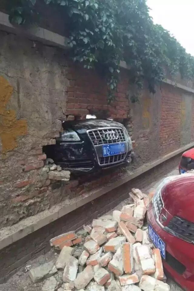 秦皇岛一奥迪司机,苦练穿墙之术,最后终于成功了.