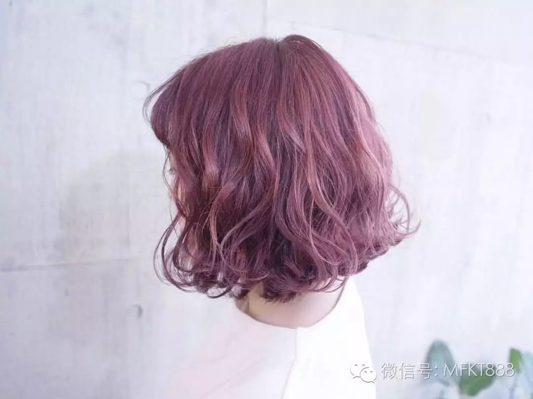 那这款发色有点类似于我们现在比较流行的玫瑰金,知识紫色跟灰色多加