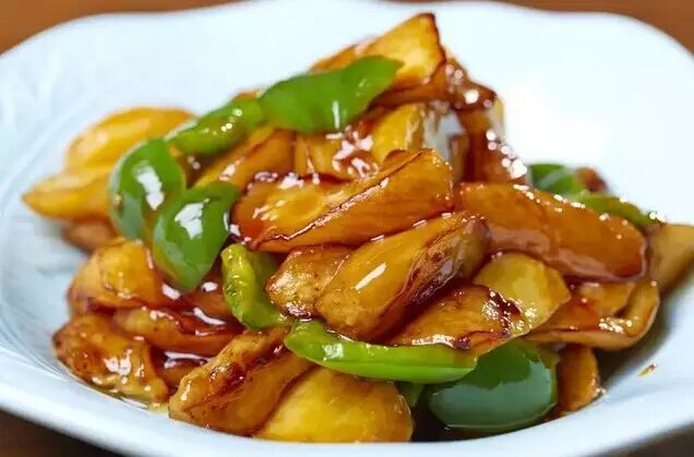 相较于川湘菜系全国性的影响力,东北菜虽也遍地开花,但受限于人们常见