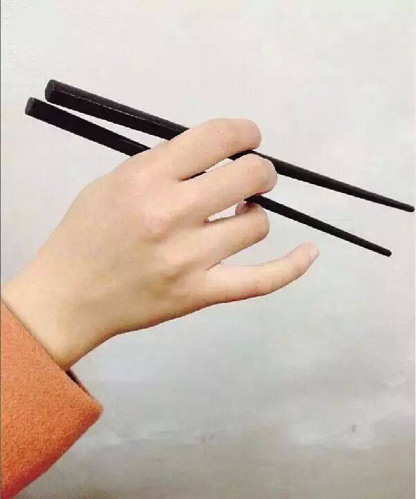 用筷子夹菜的jian图片