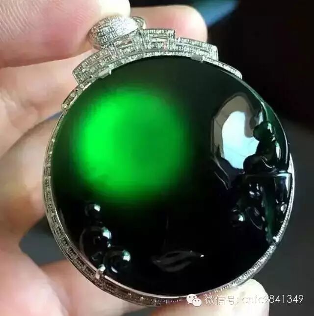 看墨翠不一定只看黑好墨翠在灯下显现出来仍是十足的绿色