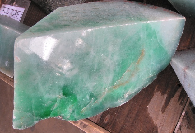 赌石秘笈：种色缠绵里看翡翠原石