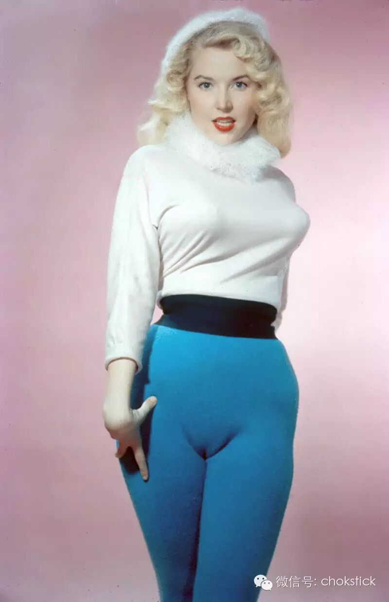 看数字是感受不出来的,我们收集了 betty brosmer 从黑白到彩色,从 50