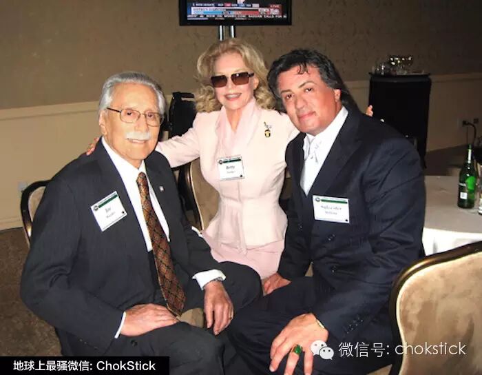 有了阿诺怎能少得了龙哥,现在 78 岁的 betty brosmer 依然很活跃,为