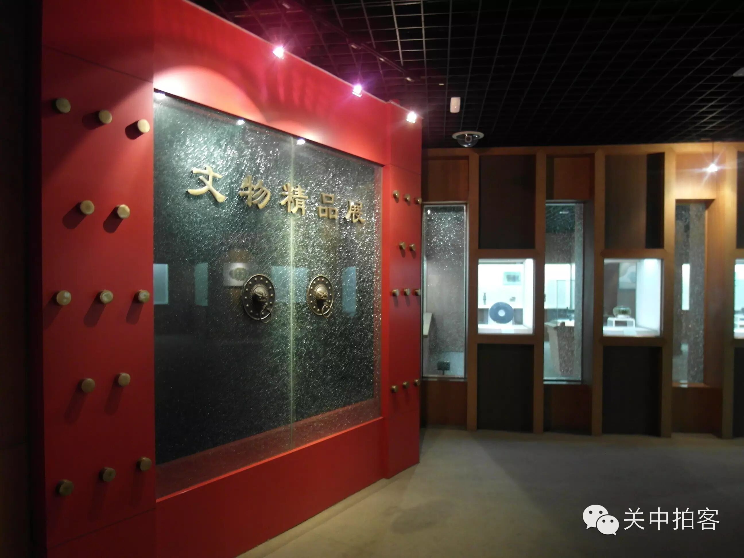 1,邹城文物精品博物馆的外观虽然宏大,但是我参观时,只有一层的三座