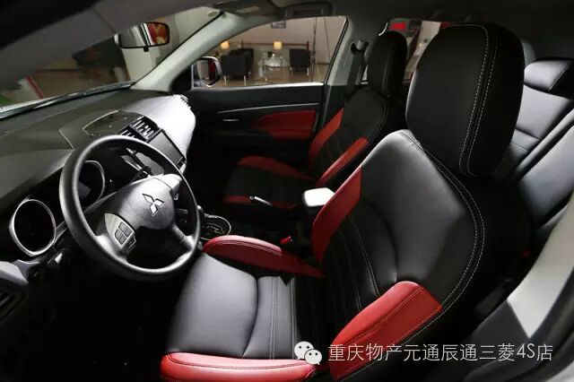 中控台上方采用全黑大面积软软搪塑材料覆盖,结合银色镀铬装饰的点缀