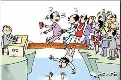 一时前来的人太多,但一次容纳的"信徒"有限,于是遭遇万人过独木桥.