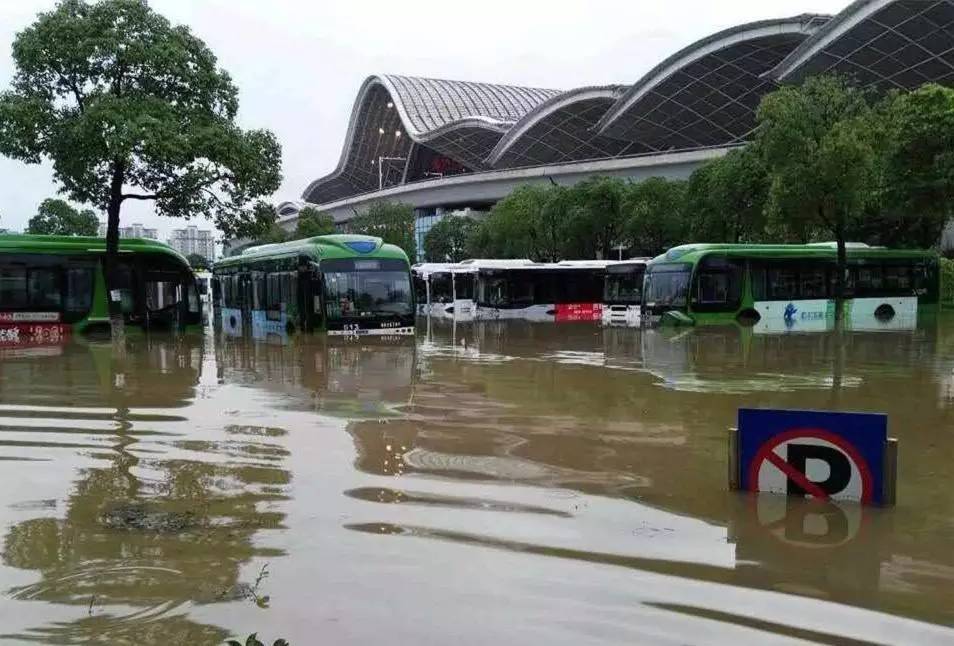 武汉火车站:黄鹂路地下通道:地铁四号线武昌火车站,淹成这样了,地铁