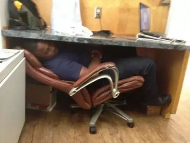 19 Funny Pictures Of People Sleeping In The Weirdest Places 自由