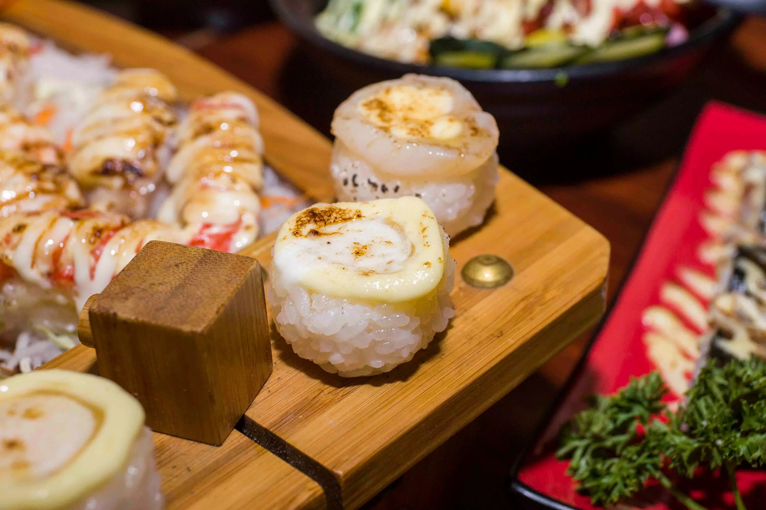 帆立贝寿司 帆立贝个大讨喜,肉质细腻入口鲜甜