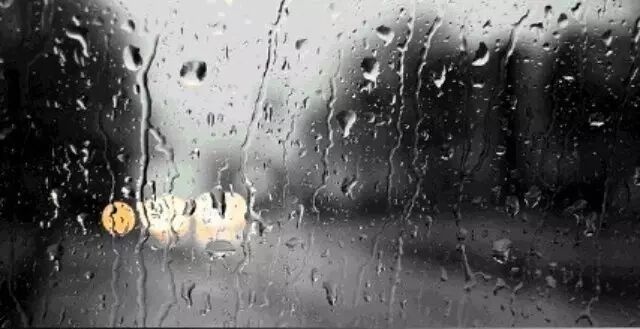 实用！下雨天后视镜模糊咋办？别担心，用它就能轻松搞定！