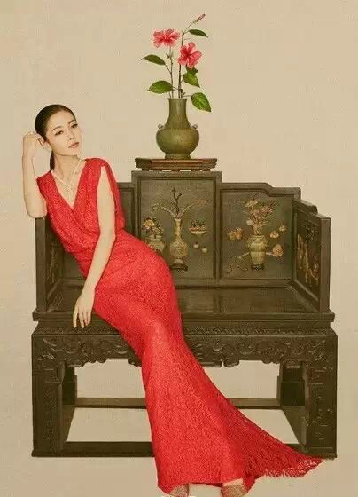 红木家具把男人变得稳重儒雅，把女人变得高贵典雅