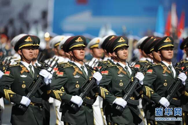 红场阅兵五星红旗指引的中国军人是耀眼的明星
