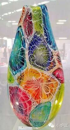 人工玻璃吹制不受机器和模具的限制,形态和色彩的自由度极高,成品有较