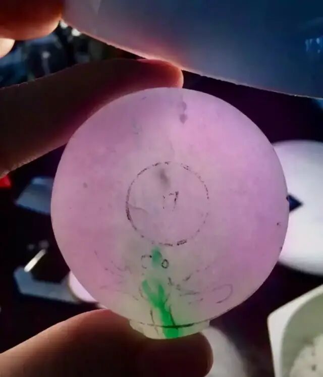 春带彩翡翠手镯芯，雕刻出充满生命力的蜻蜓牌子，太得不可理喻！