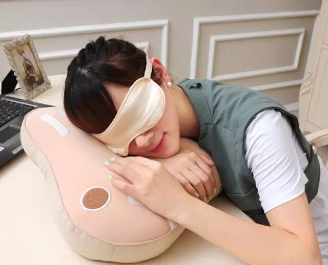 脑袋靠椅背睡,趴在键盘睡,直接睡地上……这些都是午睡错误的姿势示范