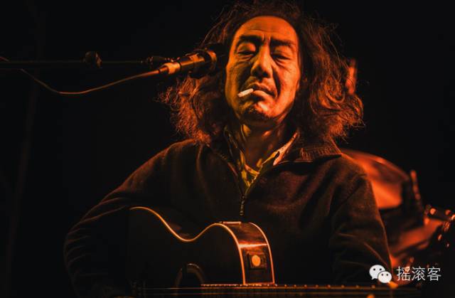 他是民谣界的传说,被所有人尊称为老大,却一生孤苦落魄