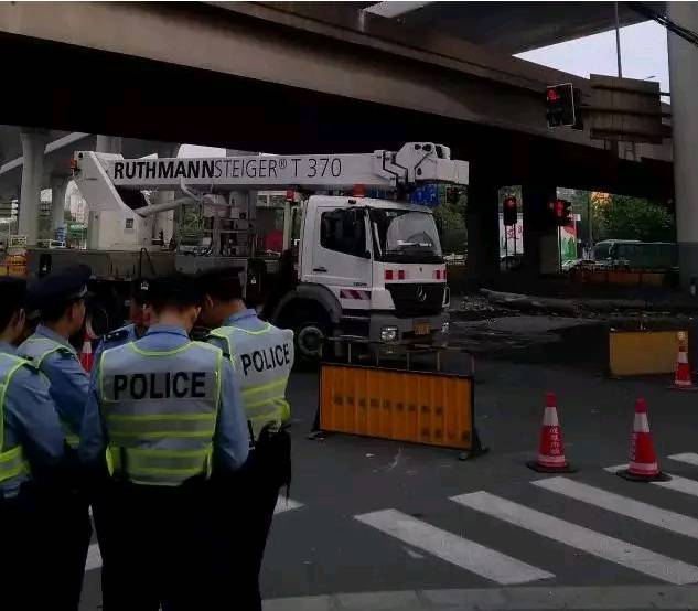 30多根水泥管桩把上海中环线砸断了!