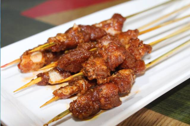 肉串烤好了,真香!吃过很多家烧烤,这家肉串蛮特别.