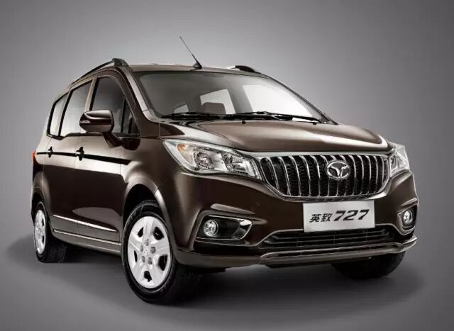 配置丰富 英致727配备遥控钥匙,倒车影像,8英寸液晶屏,手机互联功能