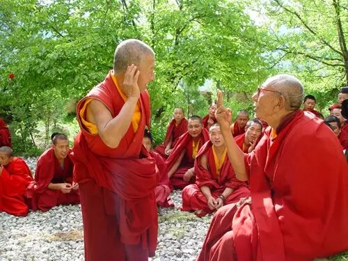 其中最为有名的是木里大寺,位于桃坝乡你易店村.