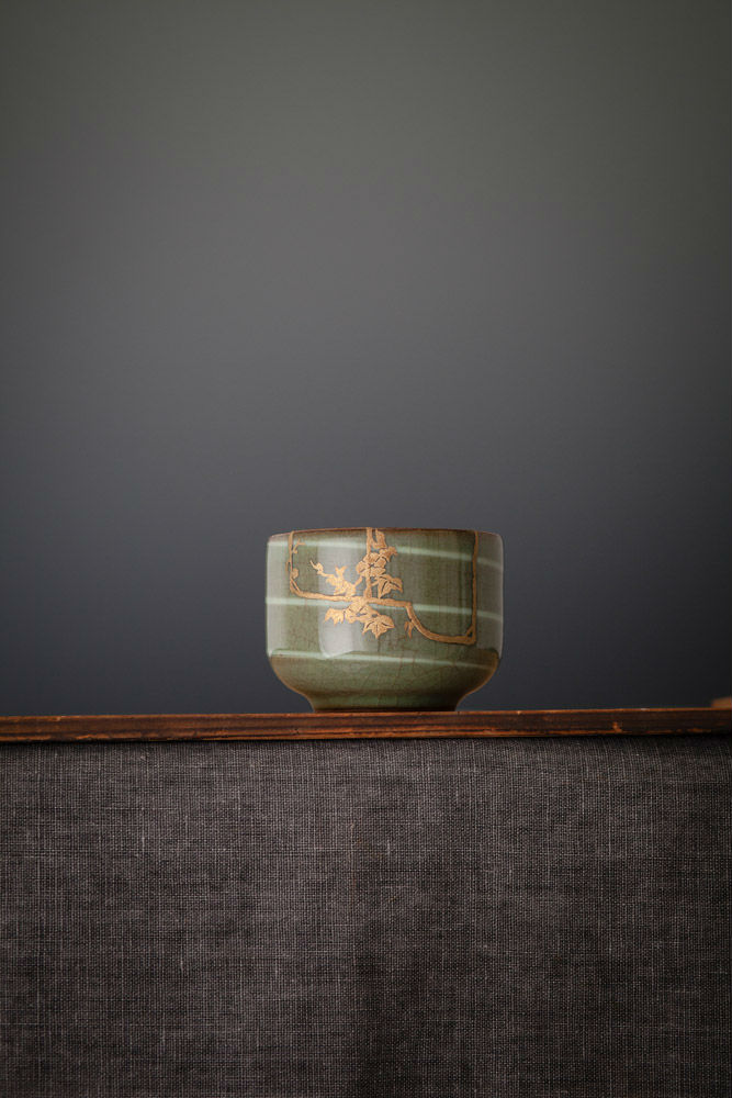 "因为杯子摔得不怎么艺术,金缮后的线条有些呆滞,于是点缀了几片瓜叶.