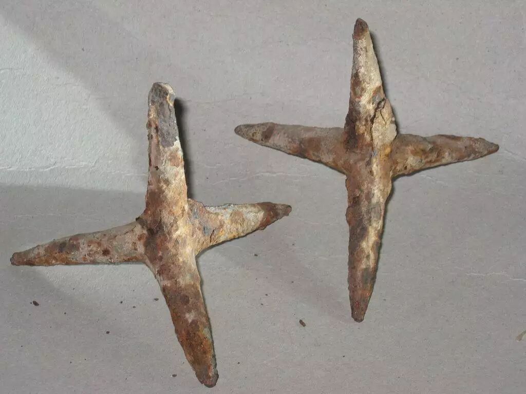 很多人都曾在古代兵书或小说里看到过"铁蒺藜"这个词,这是一种被广泛