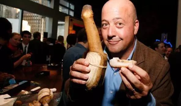 潜水员在水下捕获象拔蚌后,都会放入随身的网兜中,由于象拔蚌的蚌壳很