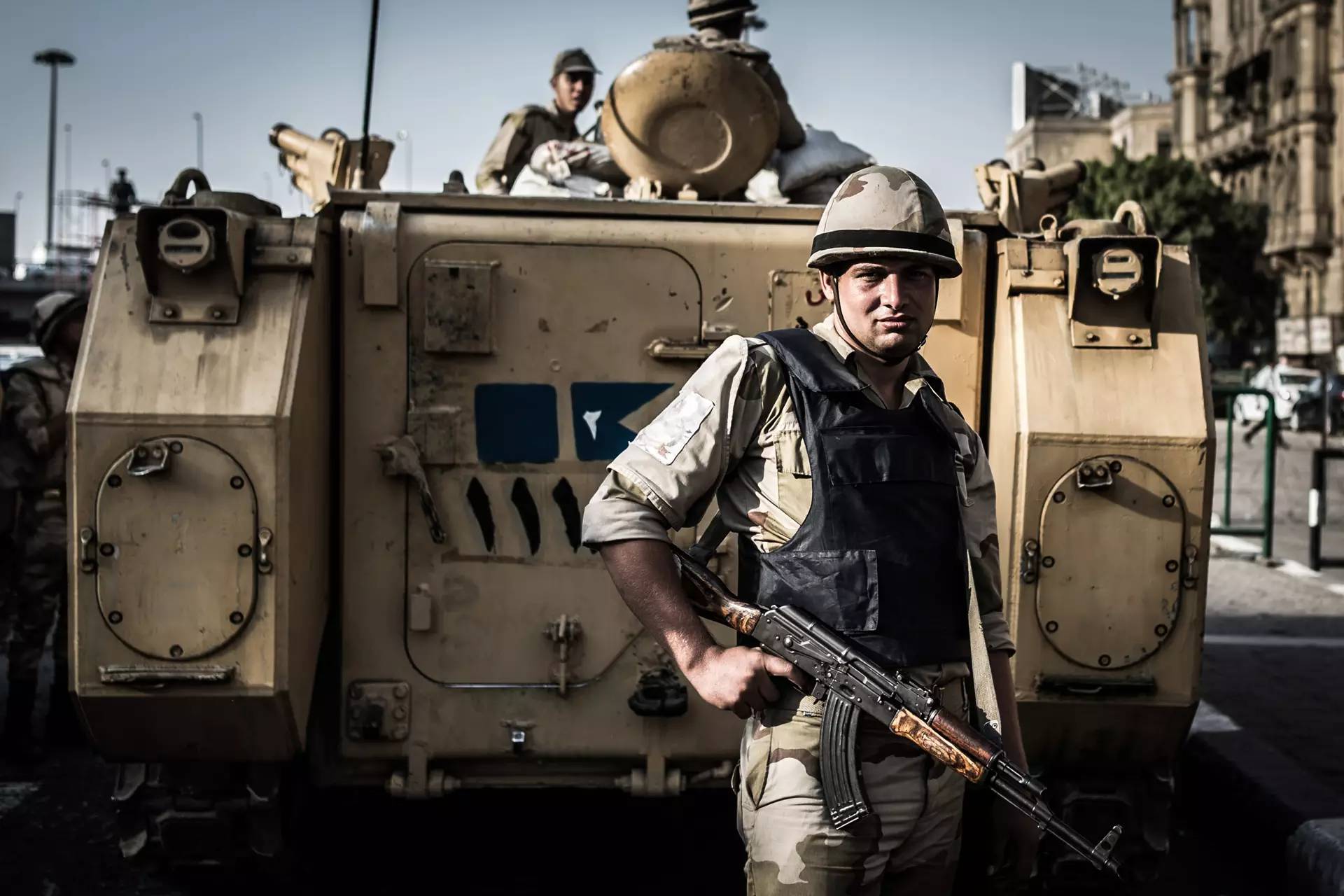 一名军人在"第四次中东战争"纪念日活动上持枪警戒   2013.10.