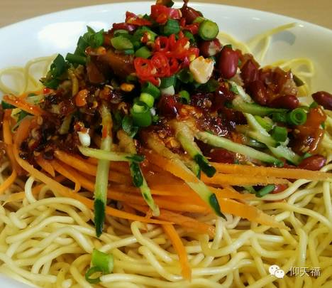 做巧芽面用的豆芽,要提前七天生,选没有虫蛀的绿豆一小碗,洗净,平铺到