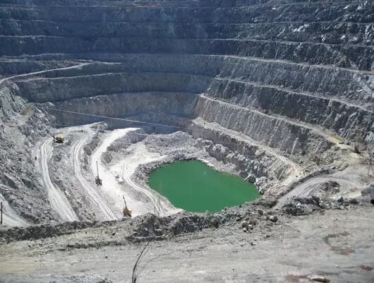 正在开采的锂辉石矿