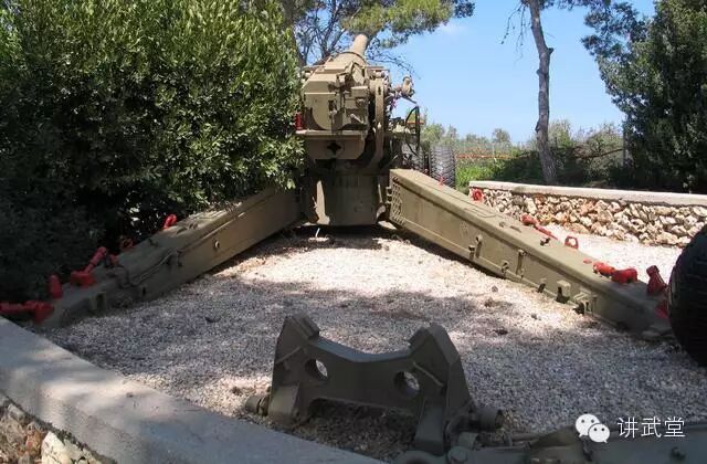 该型火炮采用的螺式炮闩.