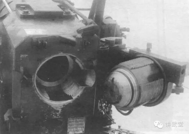 炮闩主要分为两种,一种是本类大口径炮使用的螺式炮闩