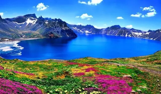 春有生机盎然长白山天池,恰似一滴清澈的眼泪落人间,一年四季前来