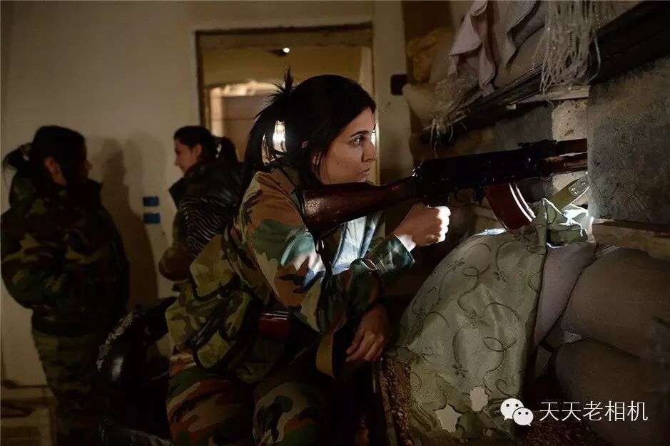 实拍叙利亚女兵与isis激烈交火现场