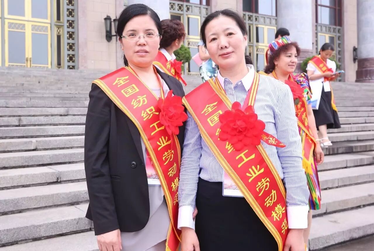 全纺劳模,无锡宏源机电科技股份有限公司主设计钱爱梅(左).