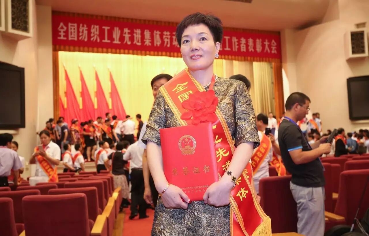 全国纺织工业先进集体,劳动模范和先进工作者们身披绶带和奖章,登上