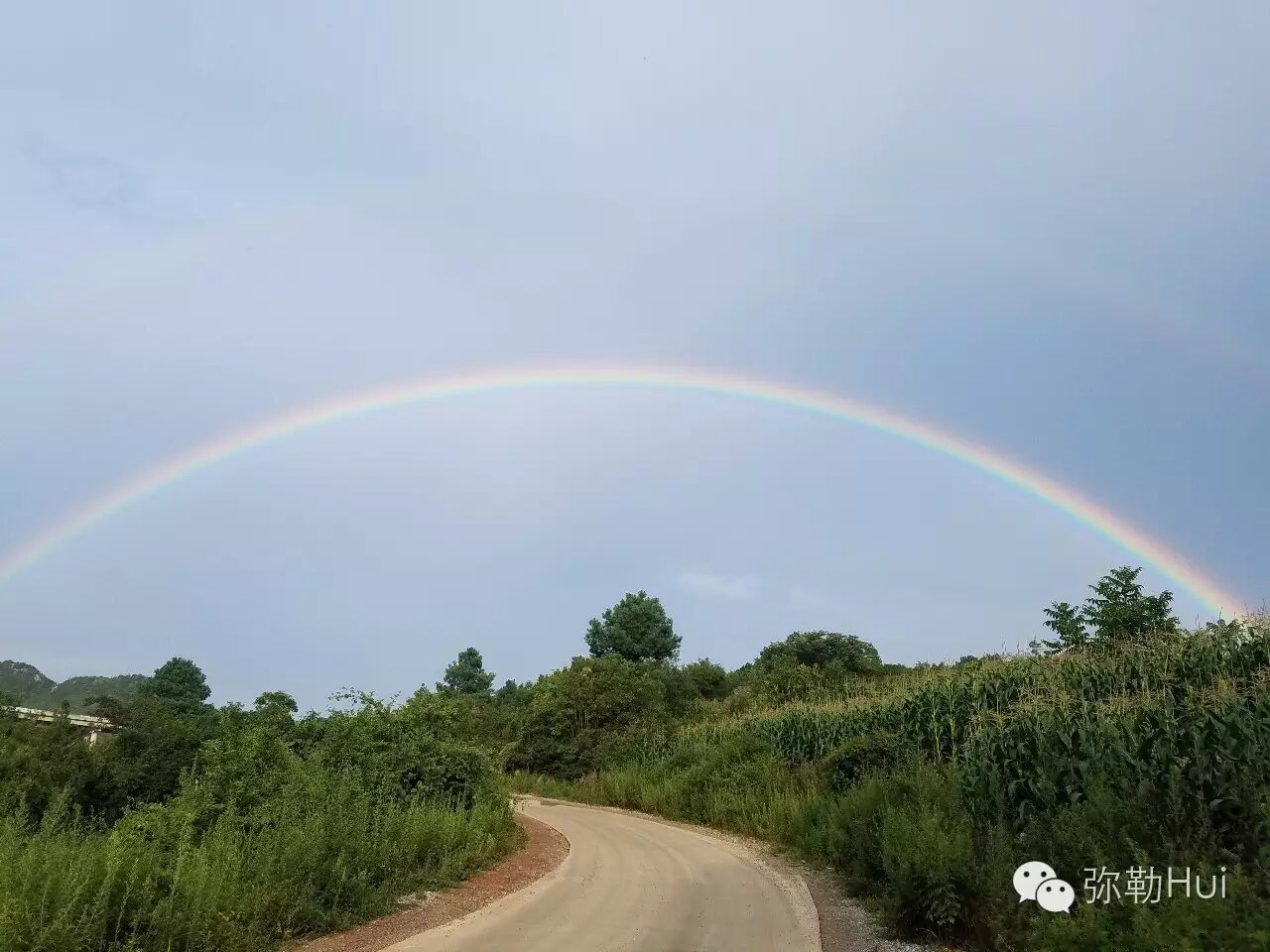 弥勒惊现两道彩虹,你看见了没?
