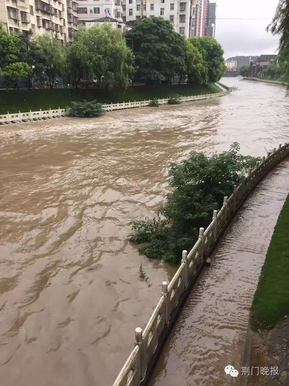 特写极值暴雨来袭多地告急惟愿荆门平安