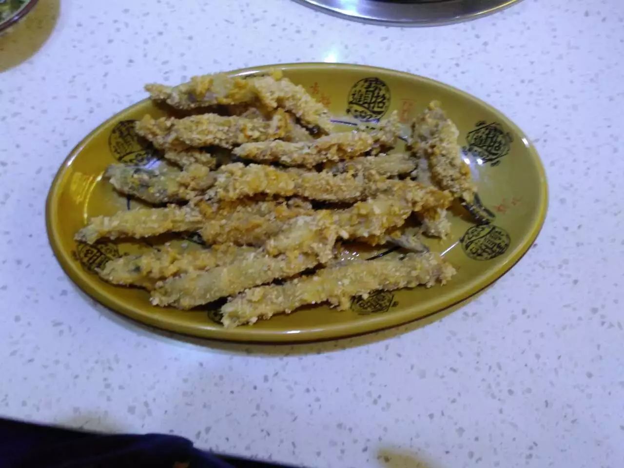 1,涮鱘魚片 鱘魚肉很嫩,魚肉片下來碼上料醃製片刻,放入湯鍋裡涮兩下