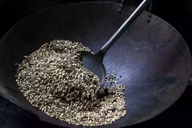 一来可以去掉药材中的水份(过去没有烘箱,老药工们都用铁锅炒),二来