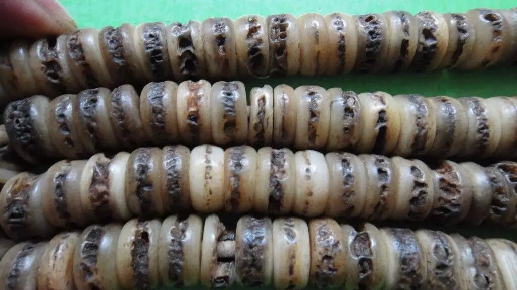 李连杰号称收藏了几千条佛珠,其中一串据说"千年加持"的嘎巴拉(人头骨